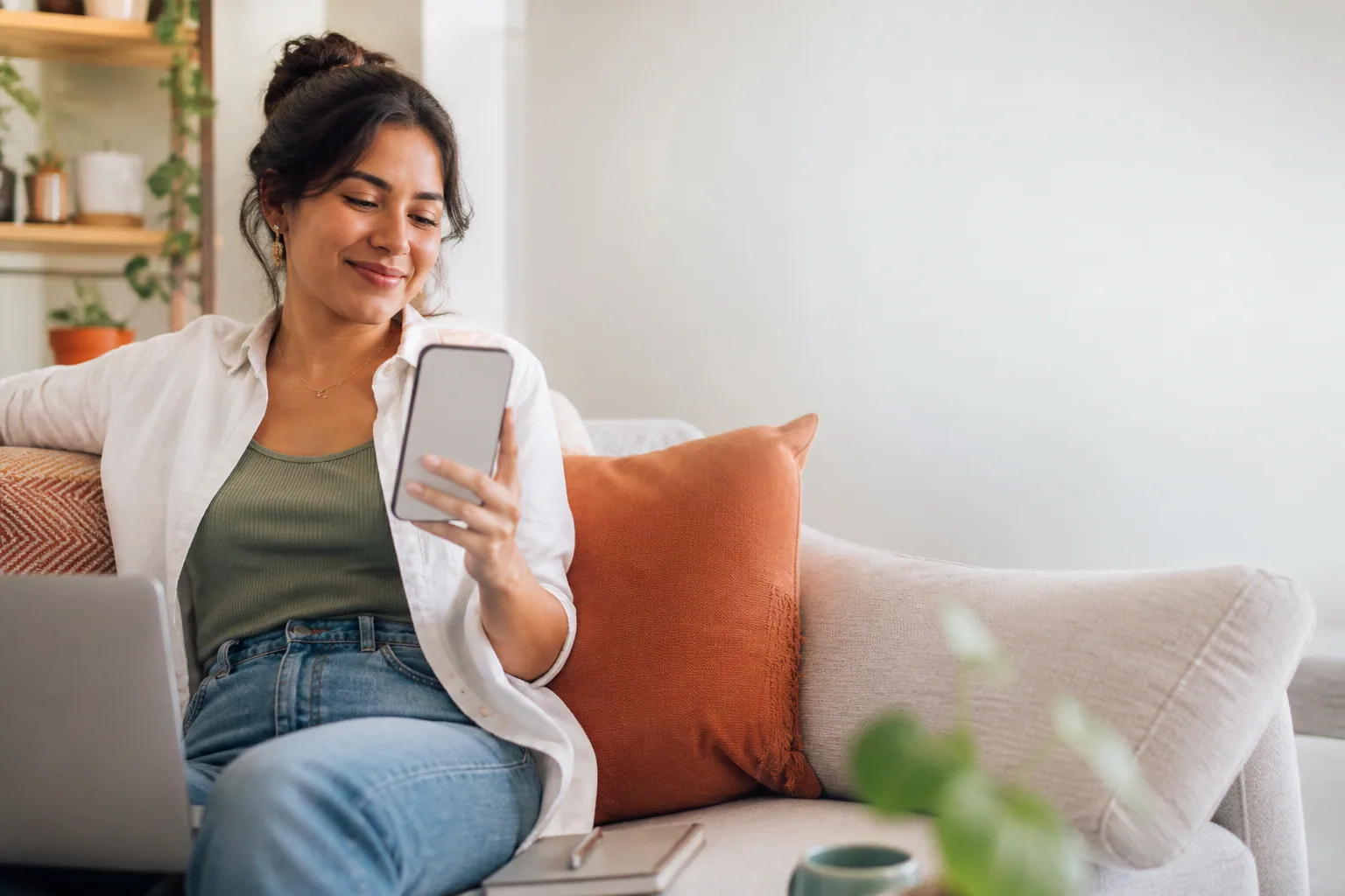 A shopper using a private GetGuac shopping inbox